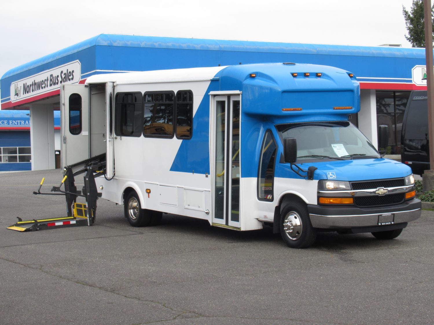 2015 Chevrolet Glaval Titan II 14 Passenger Shuttle Bus - S40545