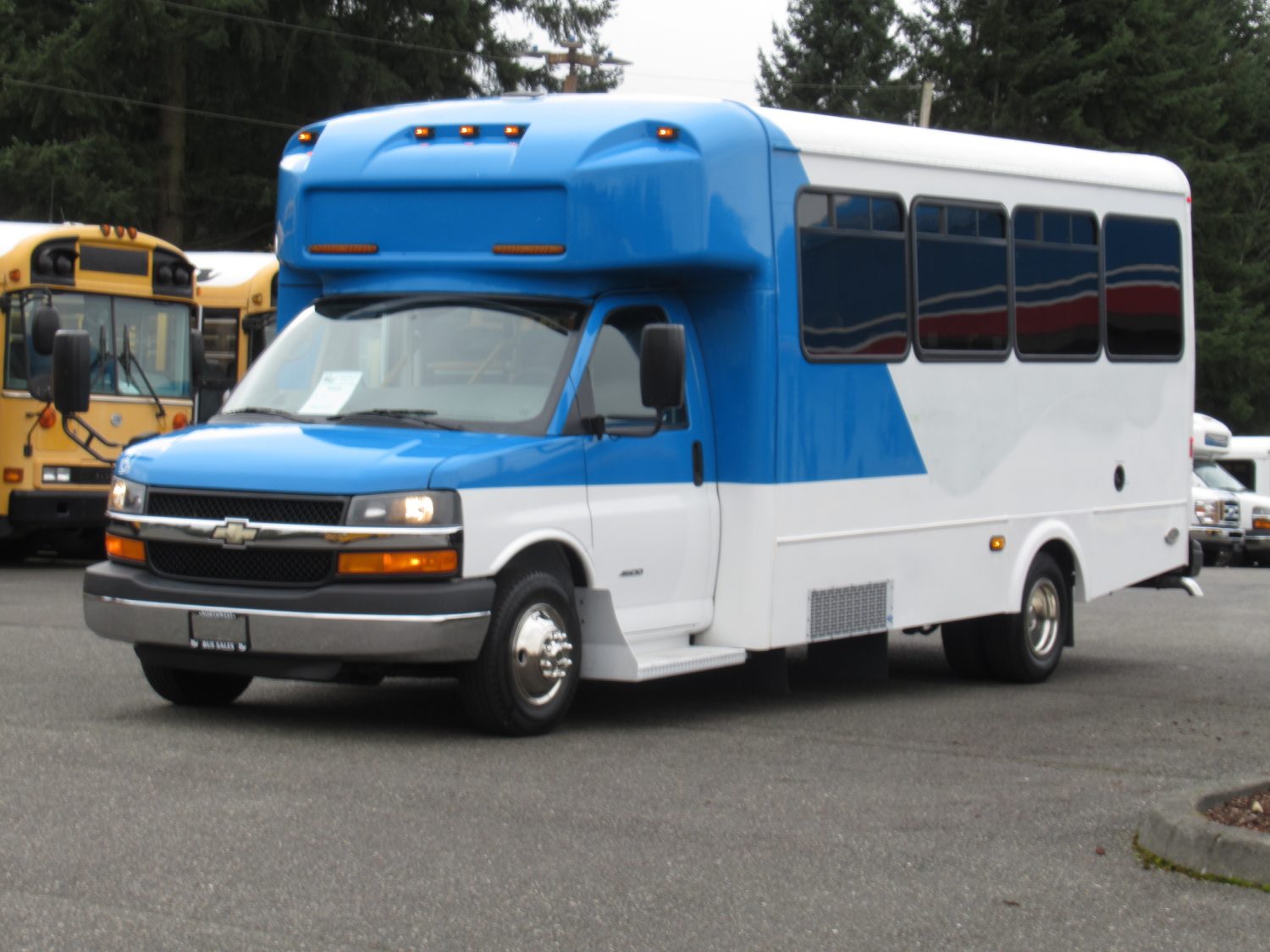 2015 Chevrolet Glaval Titan II 14 Passenger Shuttle Bus - S40545 - Image 2