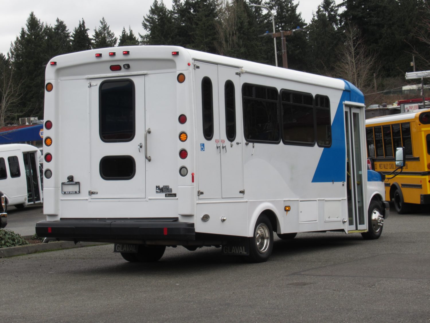 2015 Chevrolet Glaval Titan II 14 Passenger Shuttle Bus - S40545 - Image 3