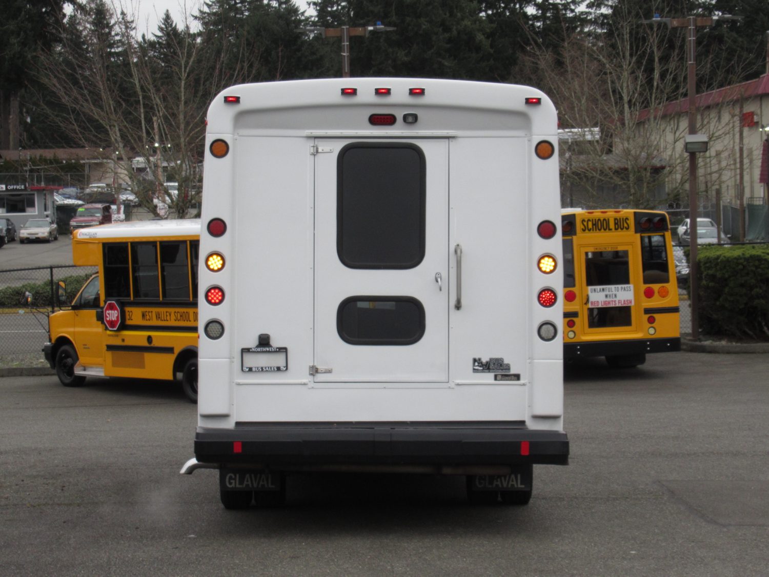 2015 Chevrolet Glaval Titan II 14 Passenger Shuttle Bus - S40545 - Image 11