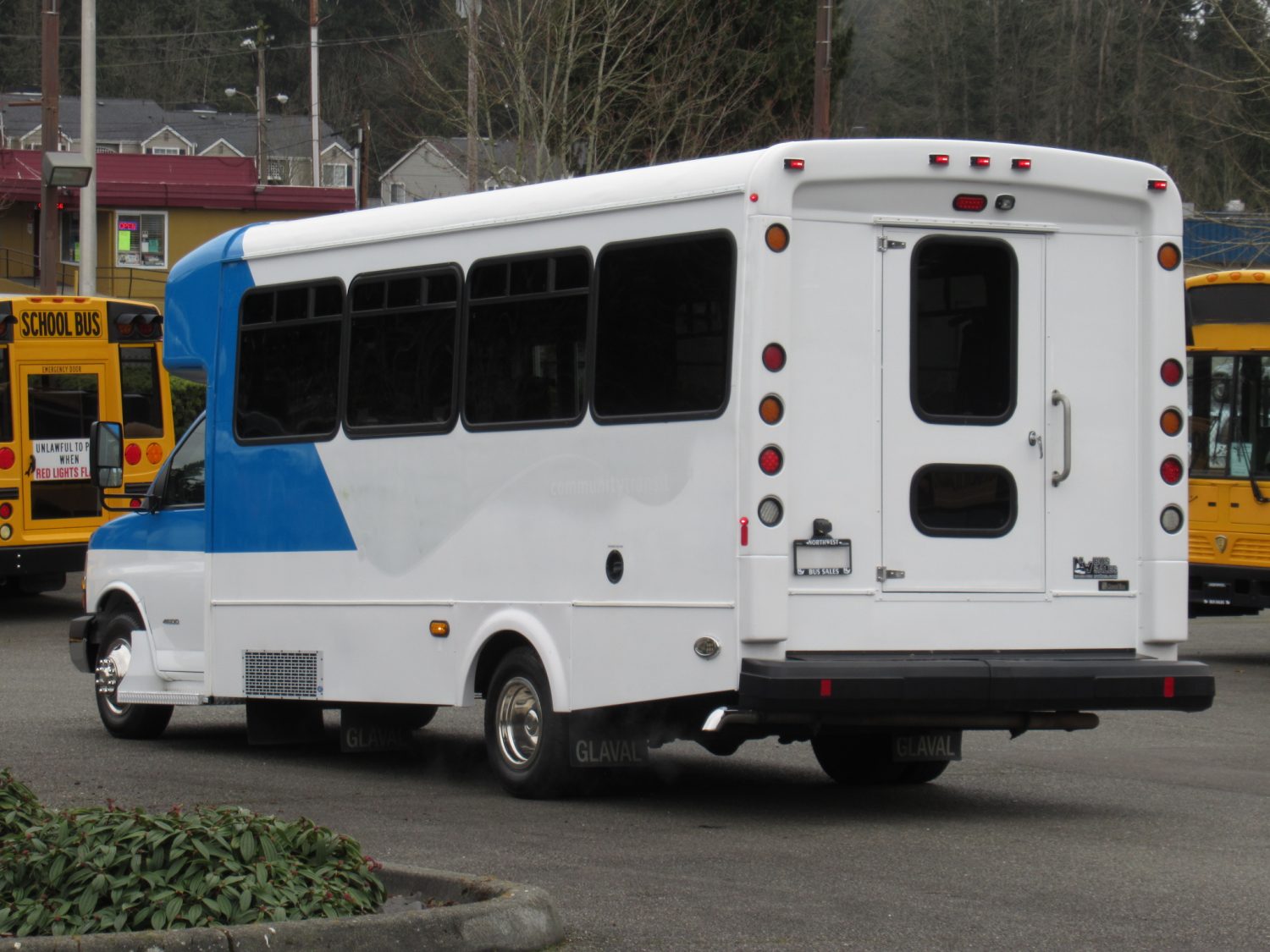 2015 Chevrolet Glaval Titan II 14 Passenger Shuttle Bus - S40545 - Image 4