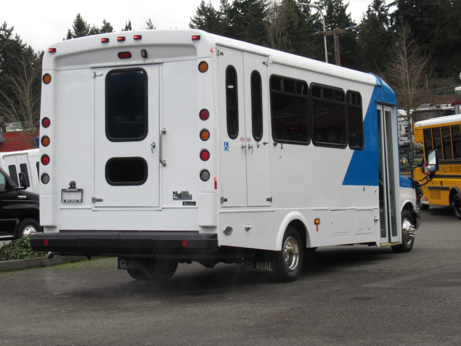 2016 Chevrolet Glaval Titan II 14 Passenger Shuttle Bus - S38275 - Image 3