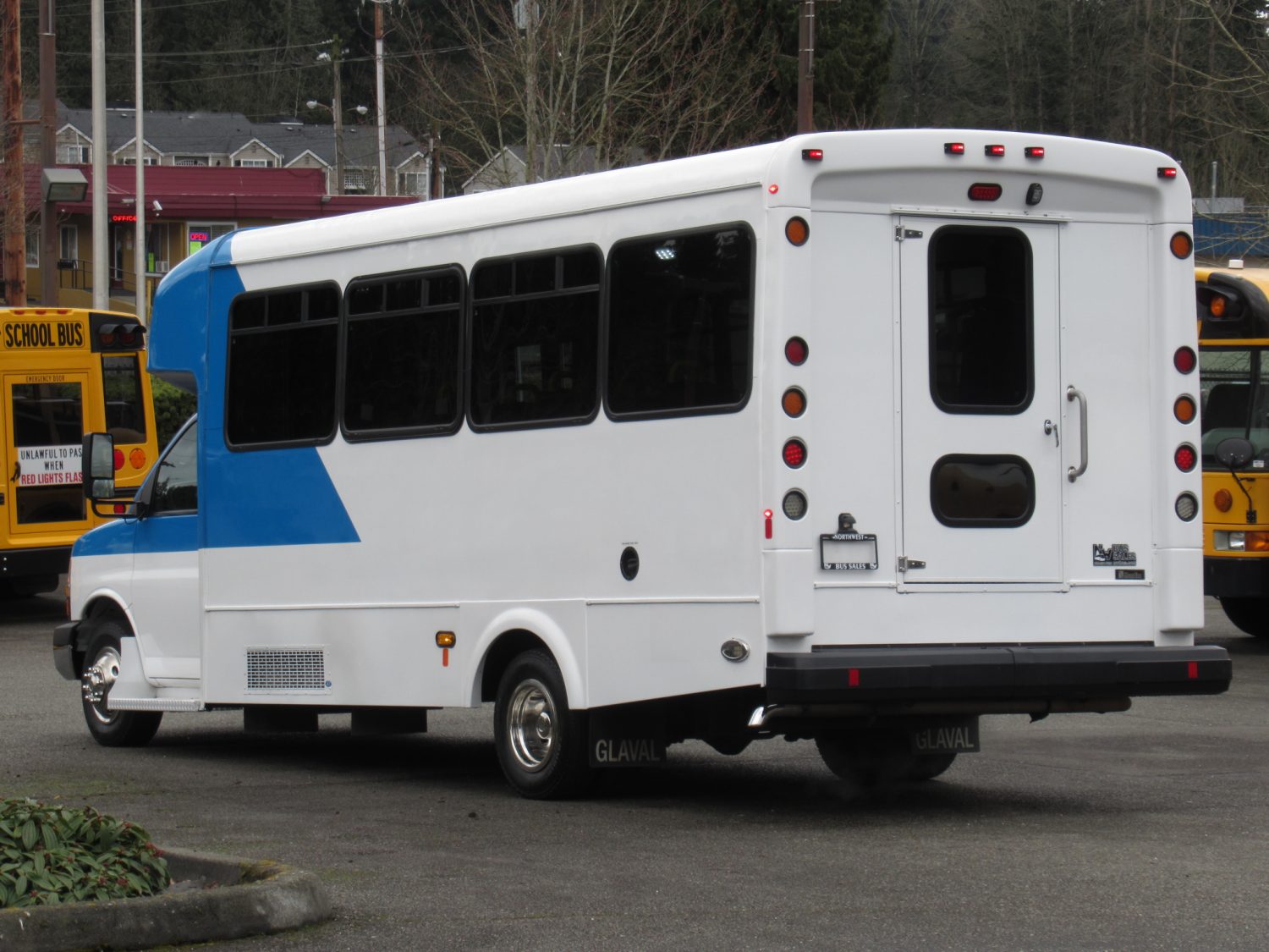 2016 Chevrolet Glaval Titan II 14 Passenger Shuttle Bus - S38275 - Image 4