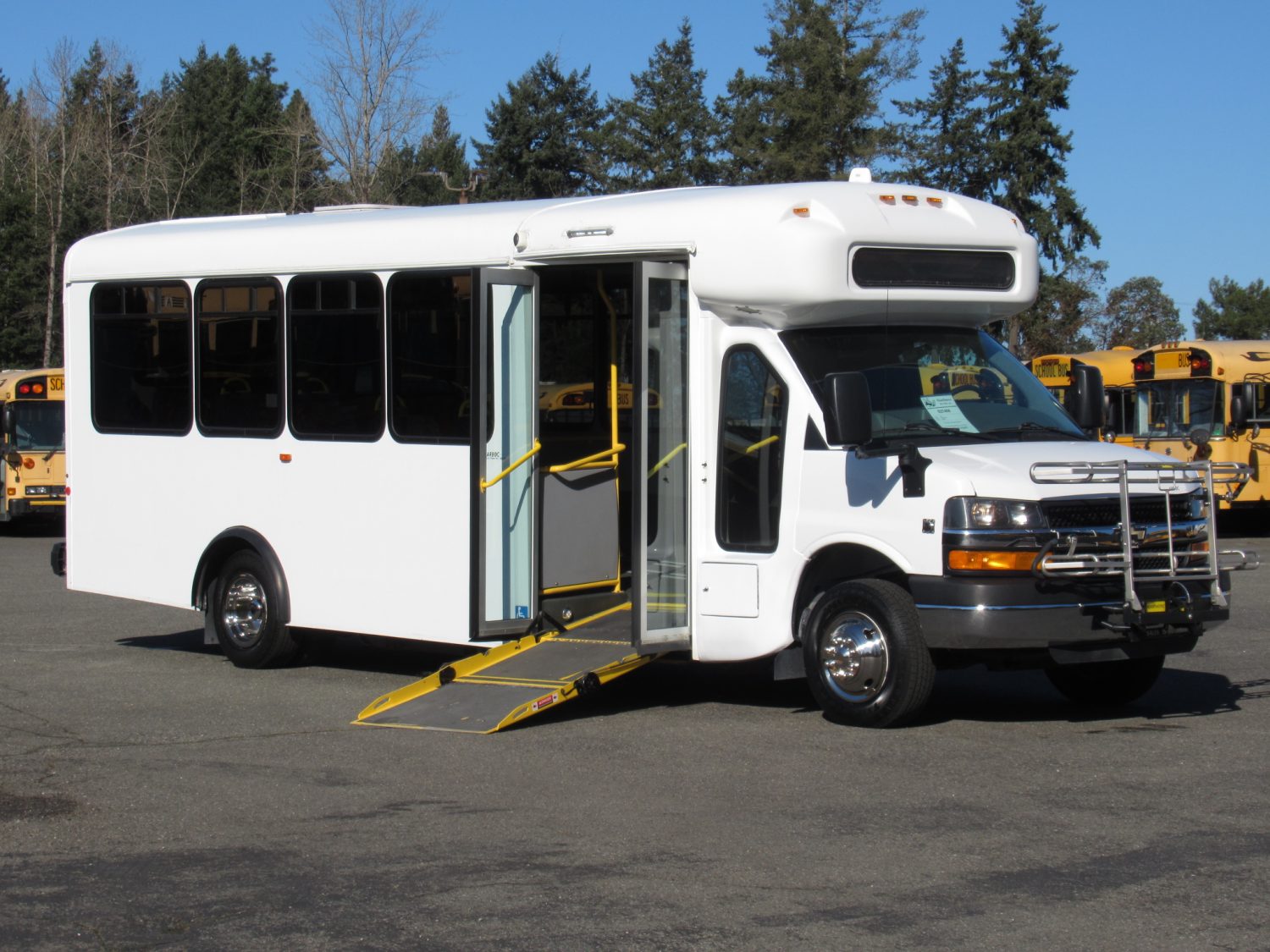 2014 Chevrolet Arboc Spirit of Mobility 17+2 ADA Shuttle Bus - S27456