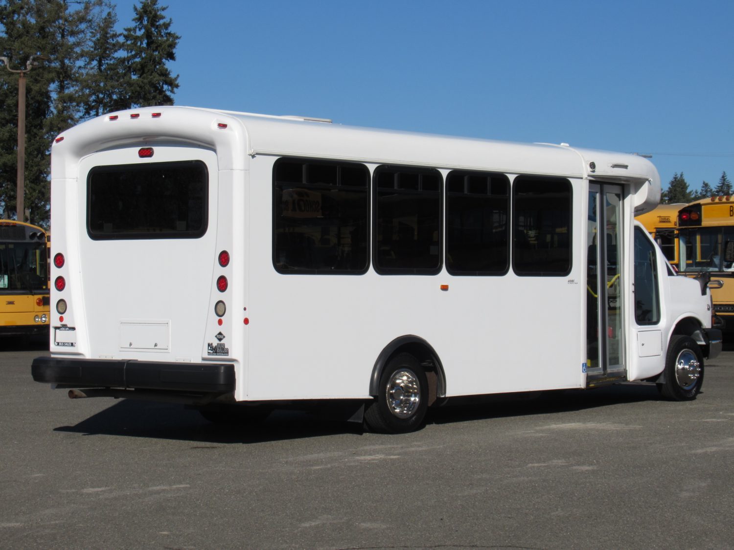 2014 Chevrolet Arboc Spirit of Mobility 17+2 ADA Shuttle Bus - S27456 - Image 3