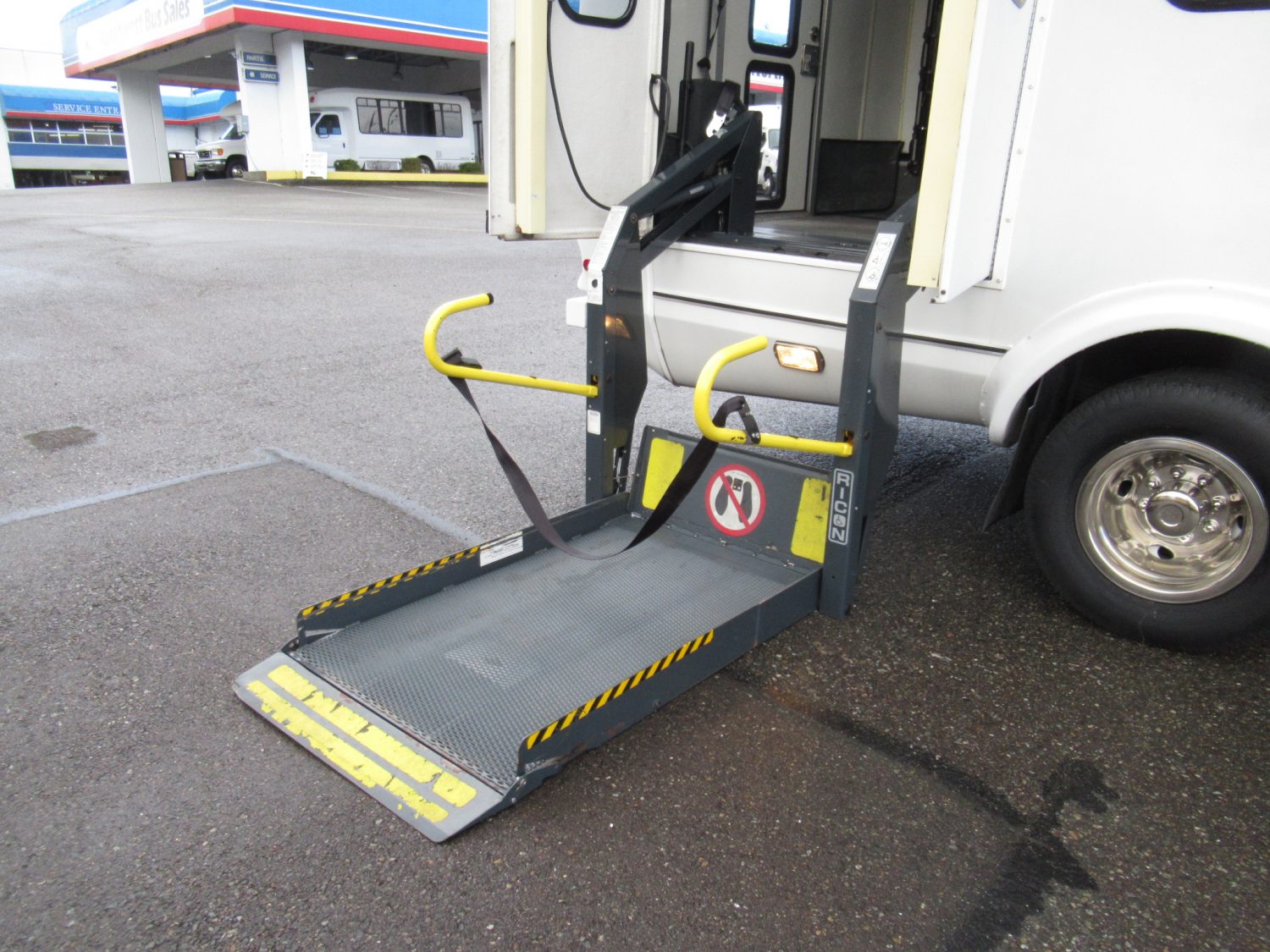 1997 Ford Eldorado Aerotech 14 Passenger Shuttle Bus -S88096 - Image 12