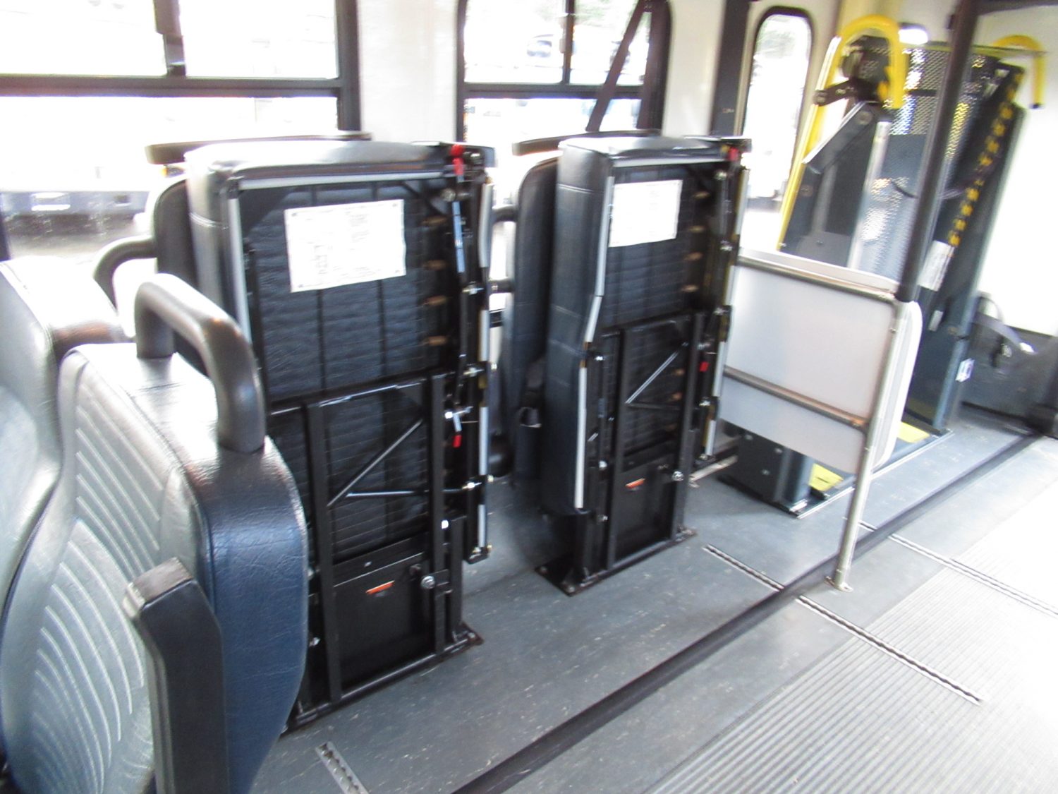 1997 Ford Eldorado Aerotech 14 Passenger Shuttle Bus -S88096 - Image 9