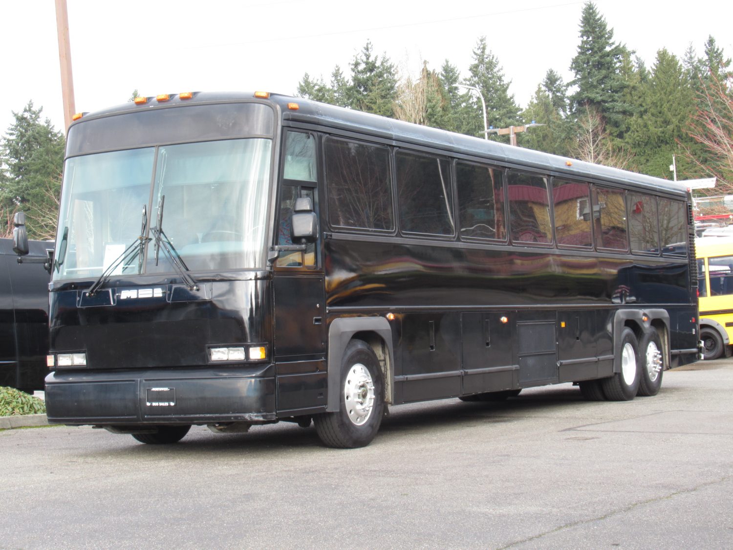 1997 MCI 102-DL3 55 Passenger Motorcoach - C48962 - Image 2