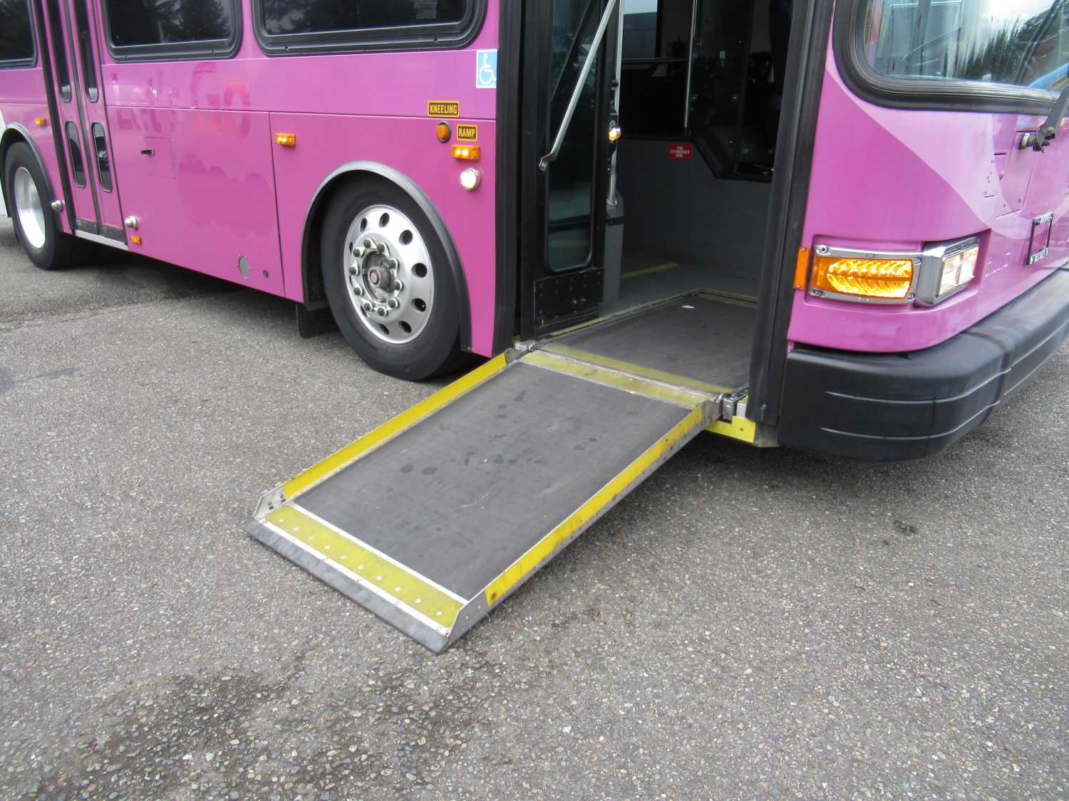 2005 Gillig Low Floor 23 Passenger ADA Transit Bus - T91096 - Image 9