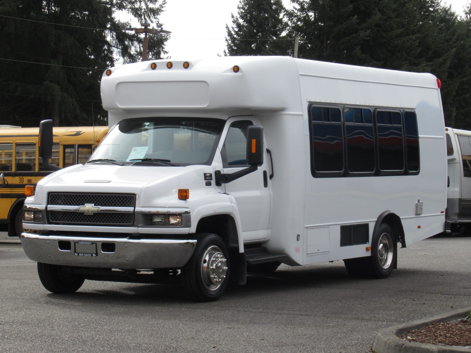 2009 Chevrolet Startrans 18 Passenger + Rear Luggage Shuttle Bus - S02473 - Image 2