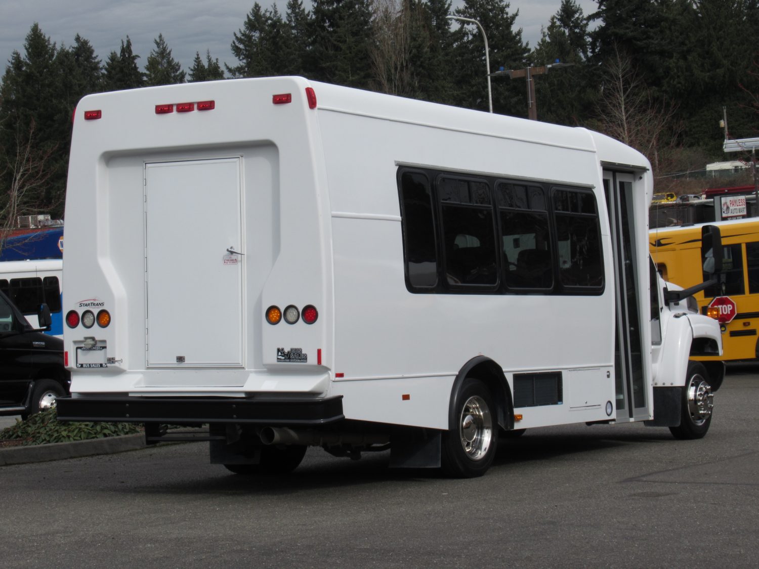 2009 Chevrolet Startrans 18 Passenger + Rear Luggage Shuttle Bus - S02473 - Image 3