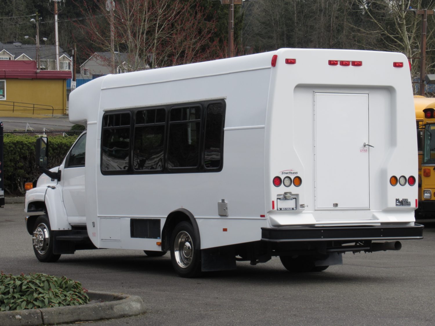 2009 Chevrolet Startrans 18 Passenger + Rear Luggage Shuttle Bus - S02473 - Image 4