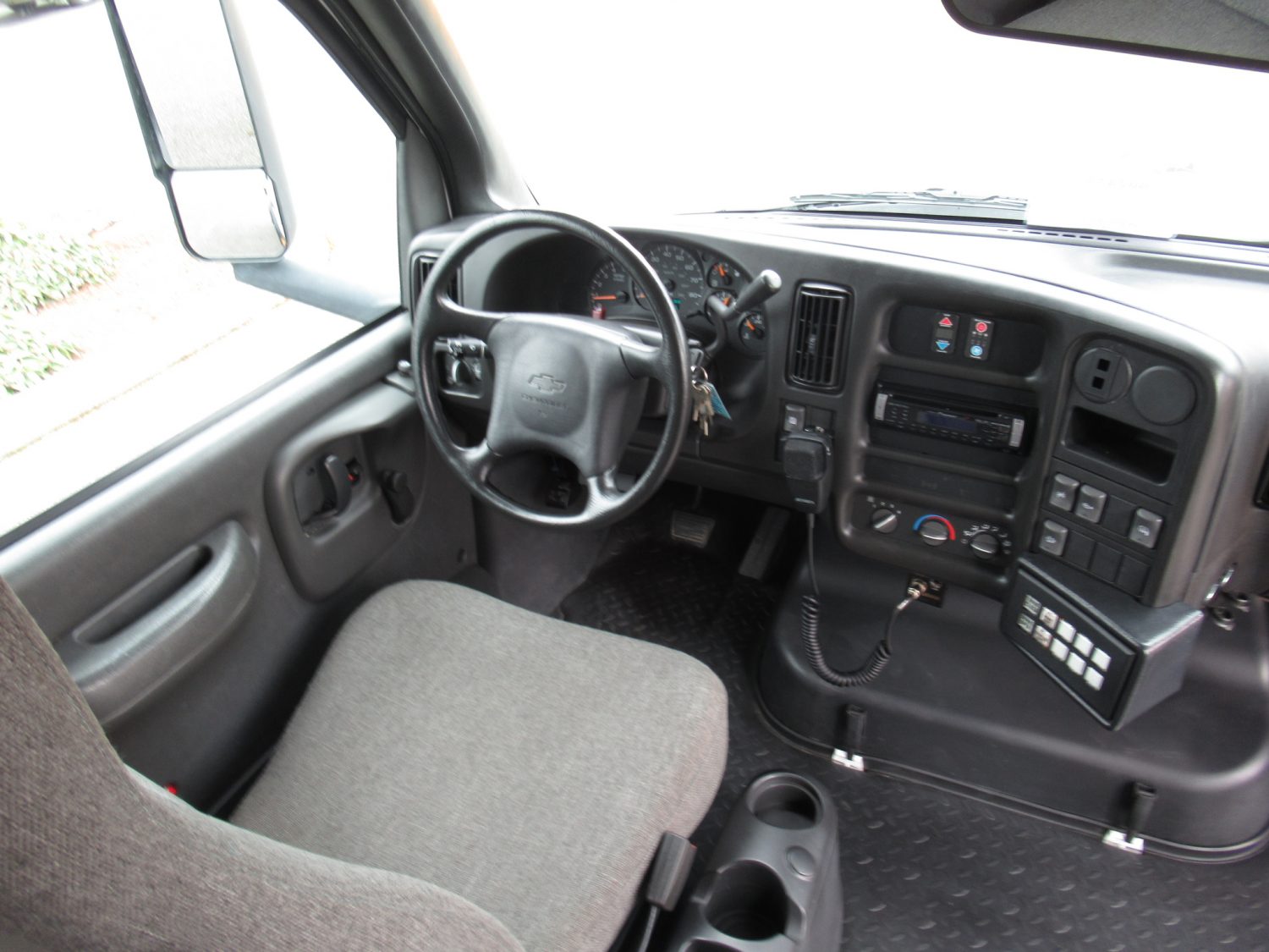 2009 Chevrolet Startrans 18 Passenger + Rear Luggage Shuttle Bus - S02473 - Image 5