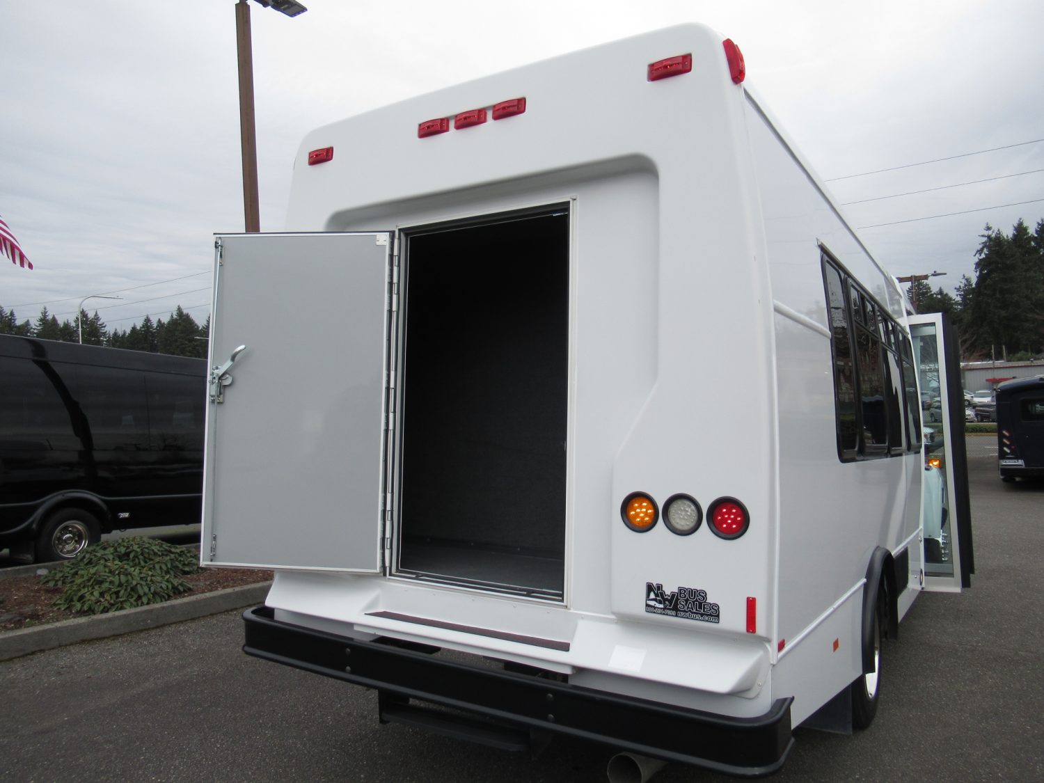 2009 Chevrolet Startrans 18 Passenger + Rear Luggage Shuttle Bus - S02473 - Image 9