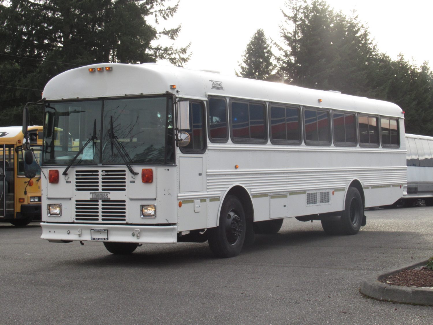 2002 Thomas Saf-T-Liner 44 Passenger Commercial Bus - B18408 - Image 2