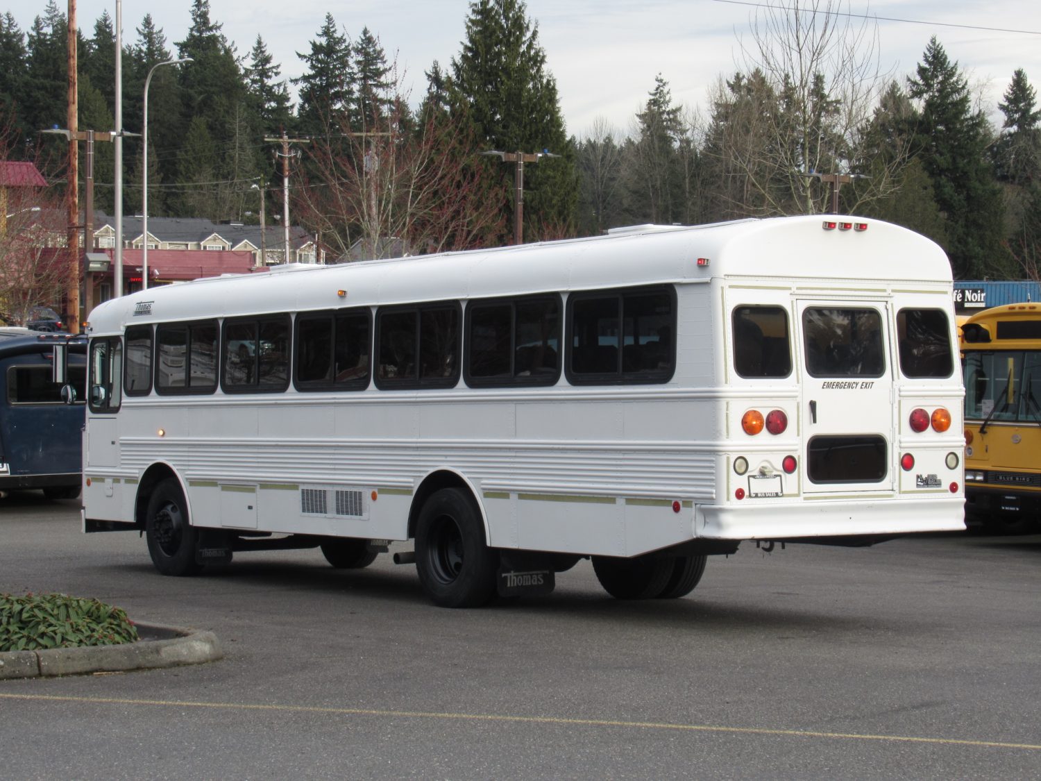 2002 Thomas Saf-T-Liner 44 Passenger Commercial Bus - B18408 - Image 4
