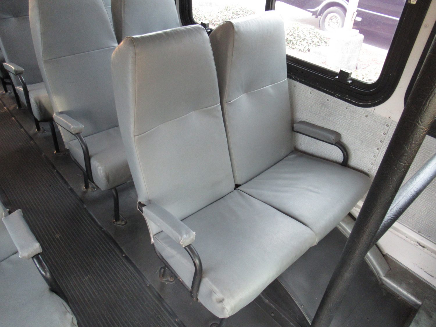 2002 Thomas Saf-T-Liner 44 Passenger Commercial Bus - B18408 - Image 9