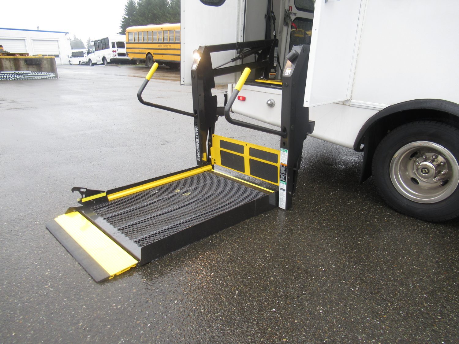 2010 Ford Starcraft Allstar 12 Passenger + 2 Wheelchair ADA Shuttle Bus - S10584 - Image 10