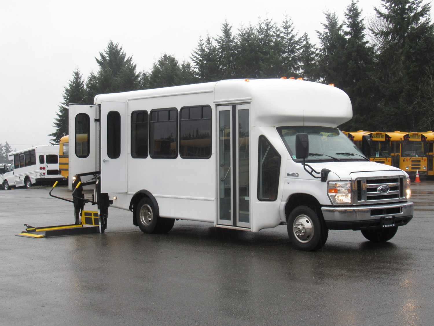 2010 Ford Starcraft Allstar 12 Passenger + 2 Wheelchair ADA Shuttle Bus - S10584