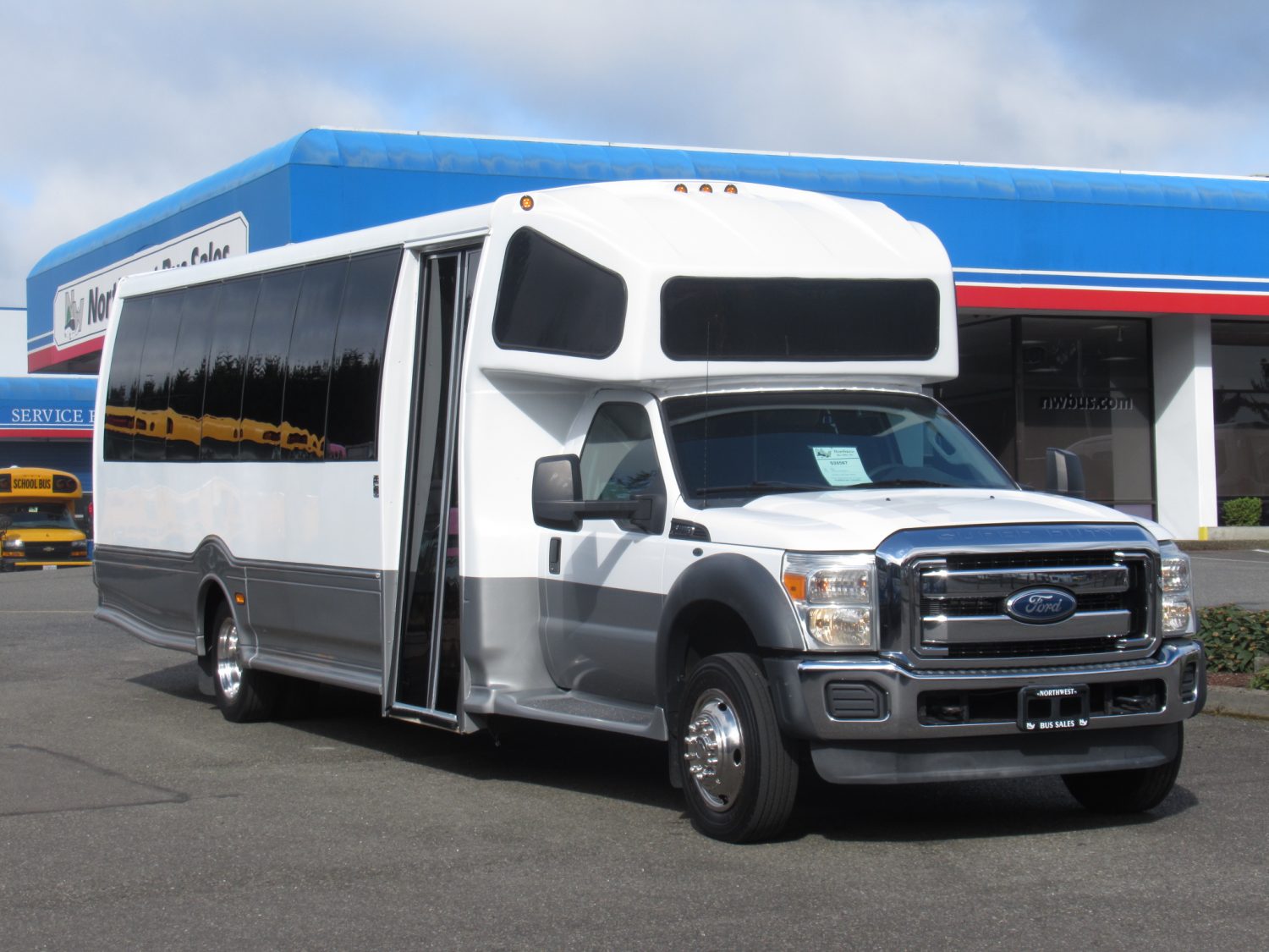 2012 Ford F550 Turtle Top Odyssey XL 29 Passenger + Rear Luggage Shuttle Bus - S26587