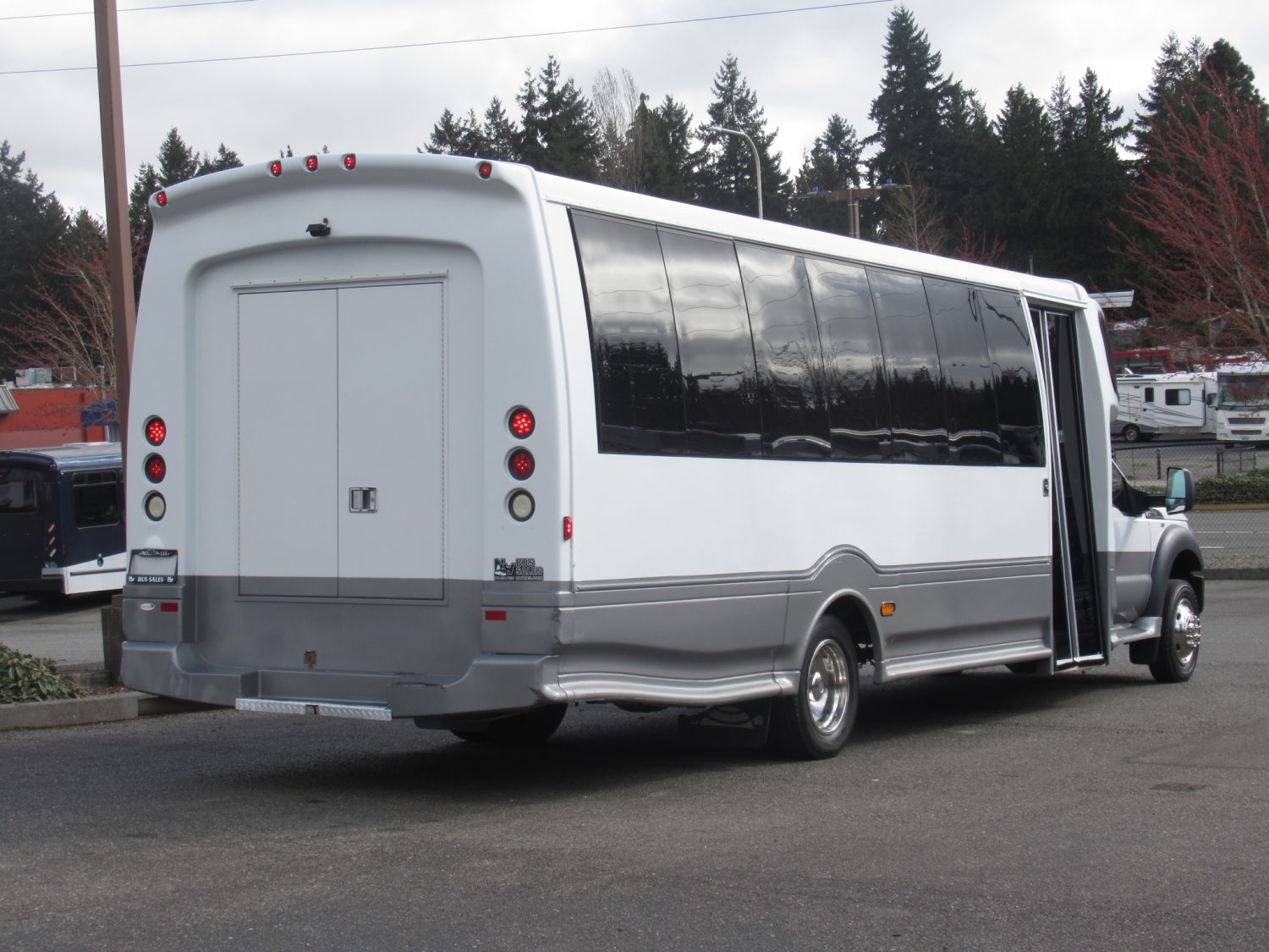 2012 Ford F550 Turtle Top Odyssey XL 29 Passenger + Rear Luggage Shuttle Bus - S26587 - Image 3