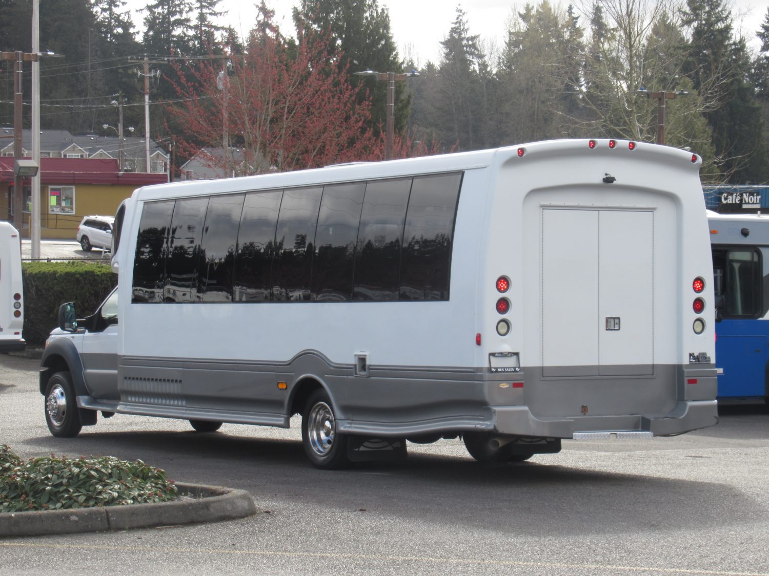 2012 Ford F550 Turtle Top Odyssey XL 29 Passenger + Rear Luggage Shuttle Bus - S26587 - Image 4