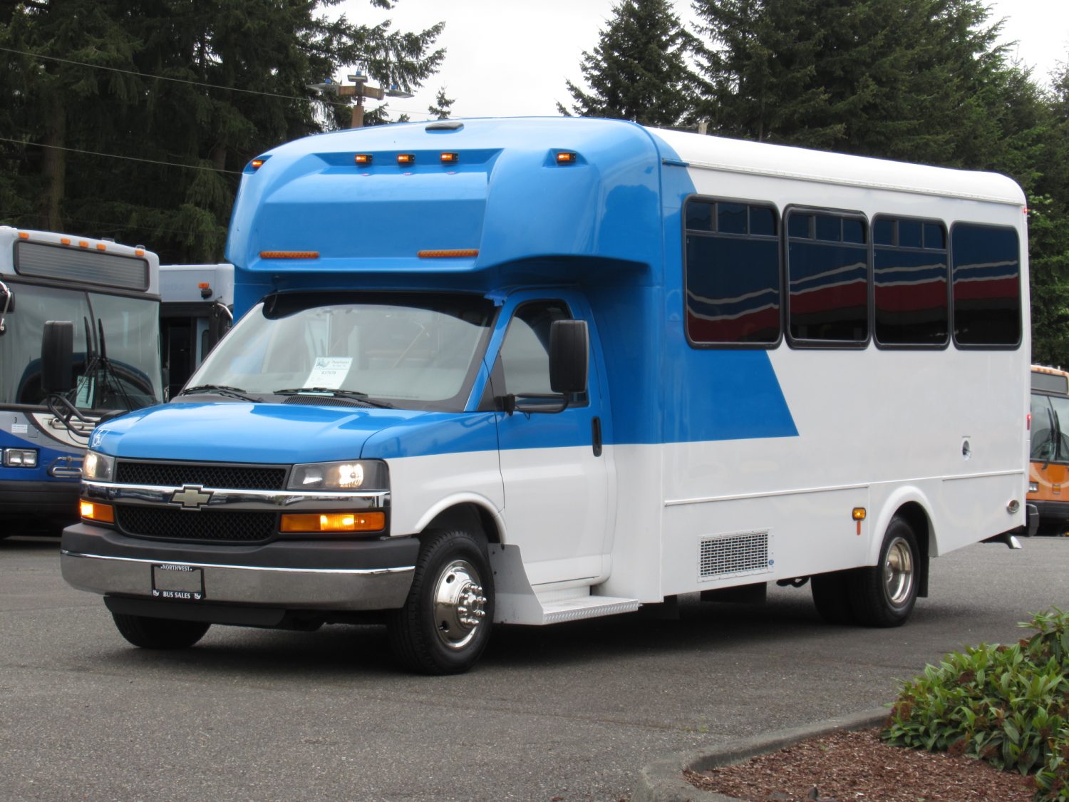 2016 Chevrolet Glaval Titan II 14 Passenger Shuttle Bus - S37976 - Image 2