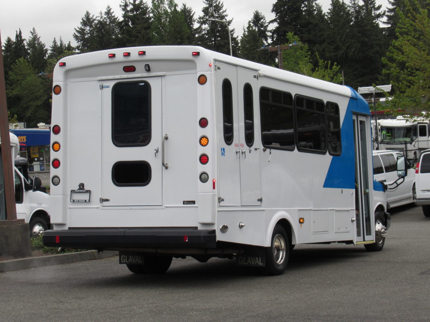 2016 Chevrolet Glaval Titan II 14 Passenger Shuttle Bus - S37976 - Image 3