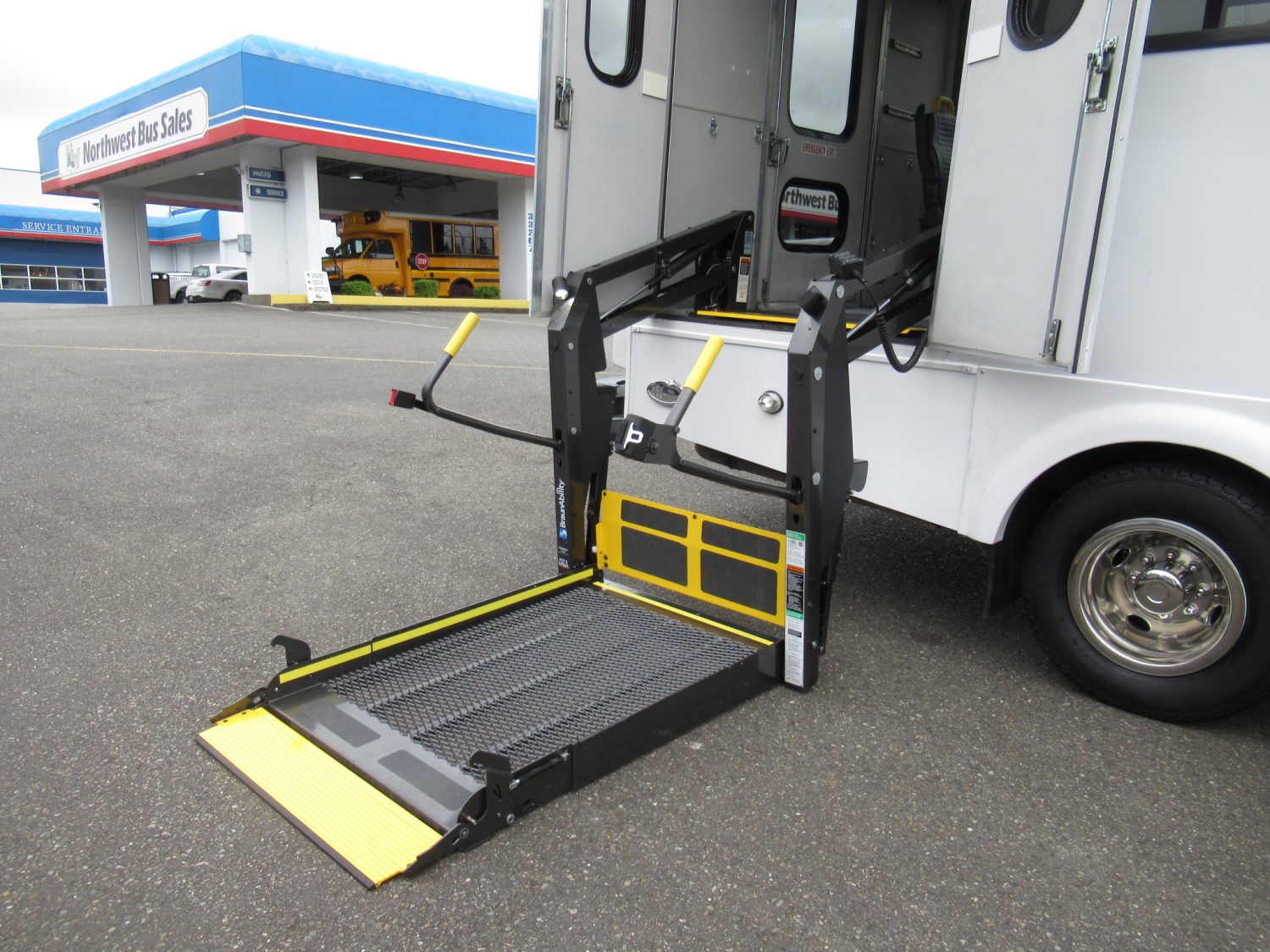 2016 Chevrolet Glaval Titan II 14 Passenger Shuttle Bus - S37976 - Image 10