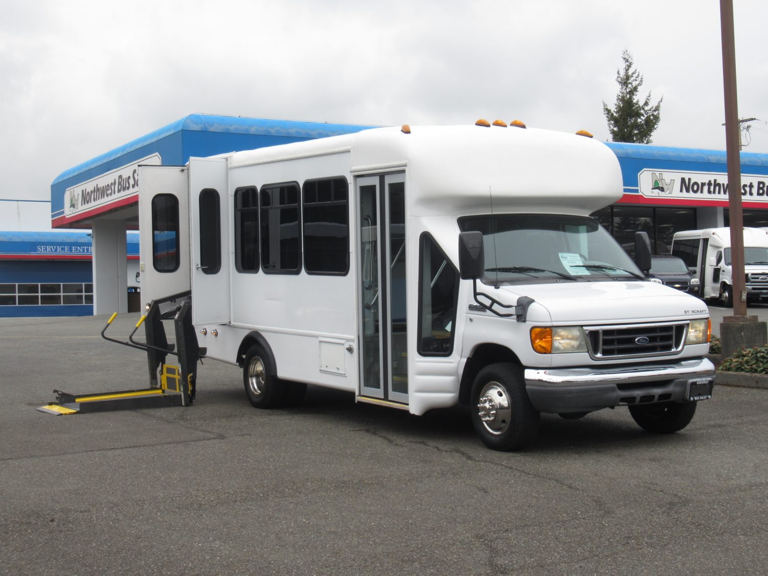 2007 Ford Starcraft Allstar 12 Passenger + 2 Wheelchair ADA Shuttle Bus - S78942