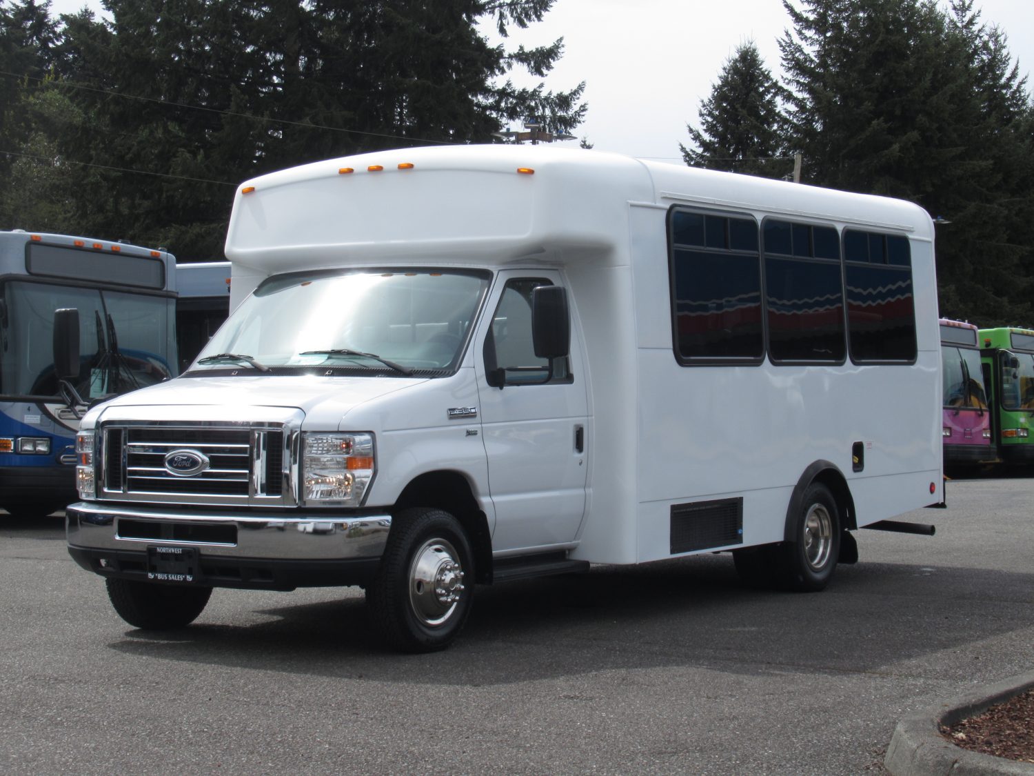 2014 Ford Champion Challenger 12 Passenger + 2 Wheelchair Shuttle Bus - S71824 - Image 2