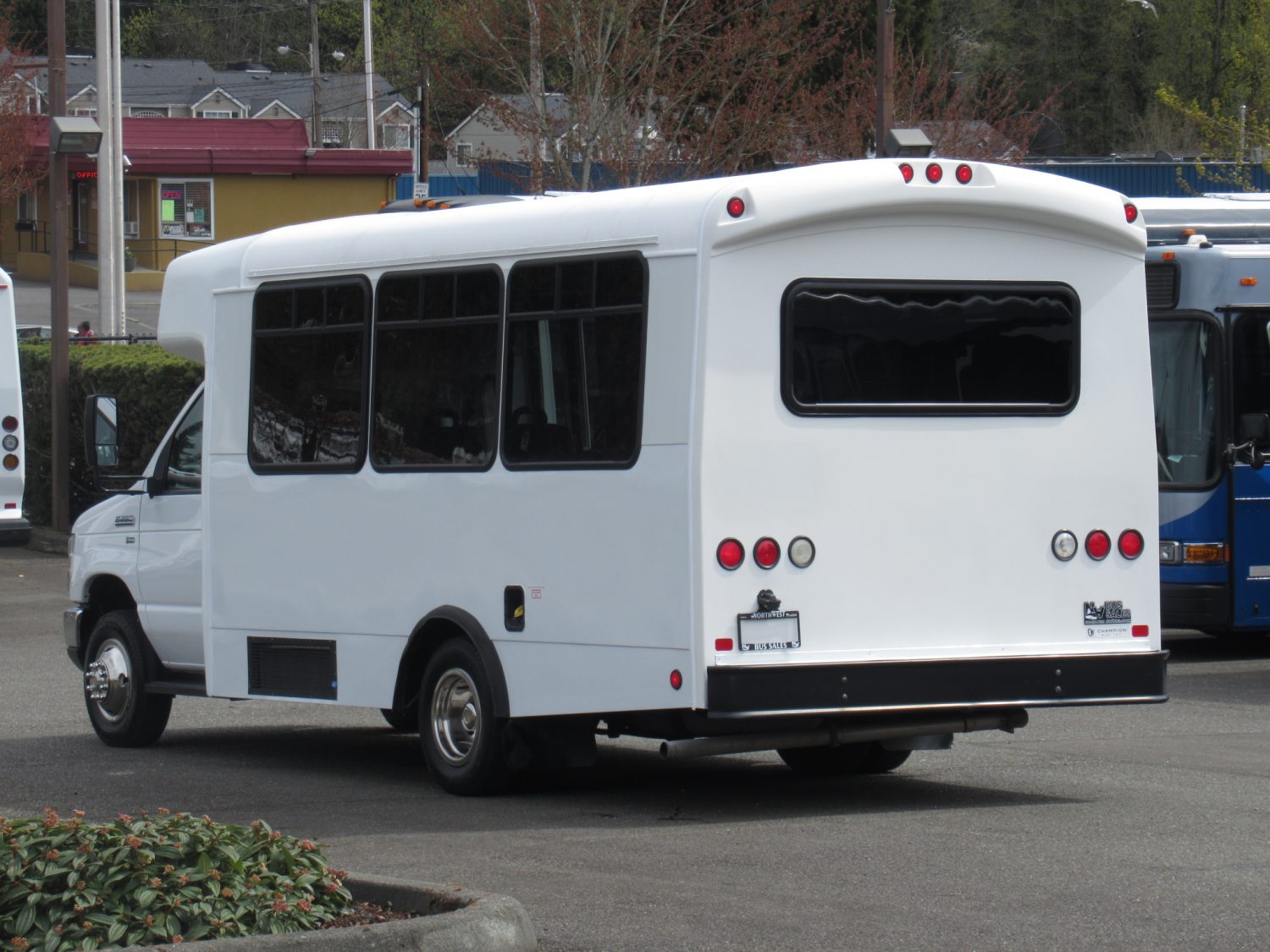 2014 Ford Champion Challenger 12 Passenger + 2 Wheelchair Shuttle Bus - S71824 - Image 4