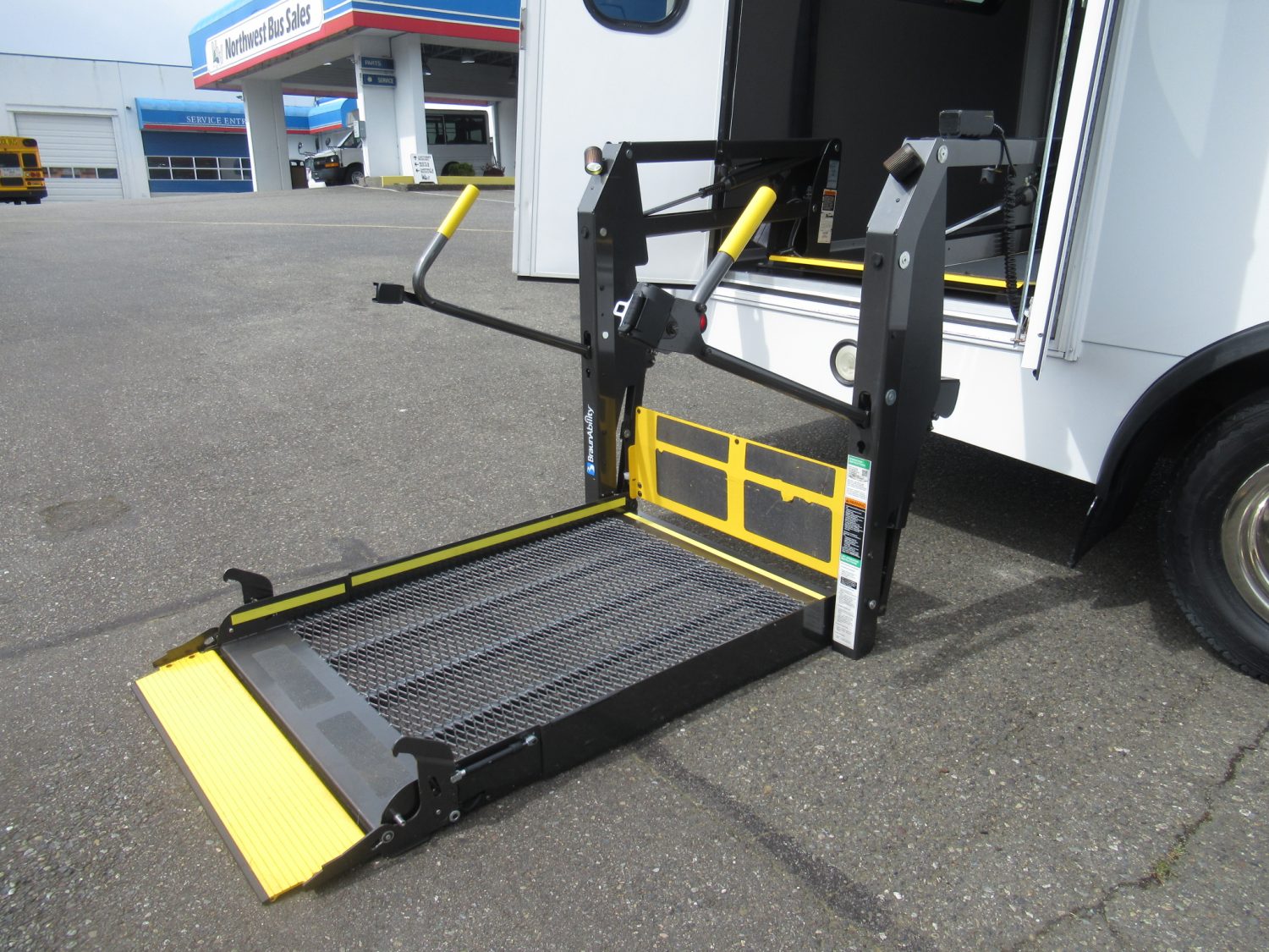 2014 Ford Champion Challenger 12 Passenger + 2 Wheelchair Shuttle Bus - S71824 - Image 10