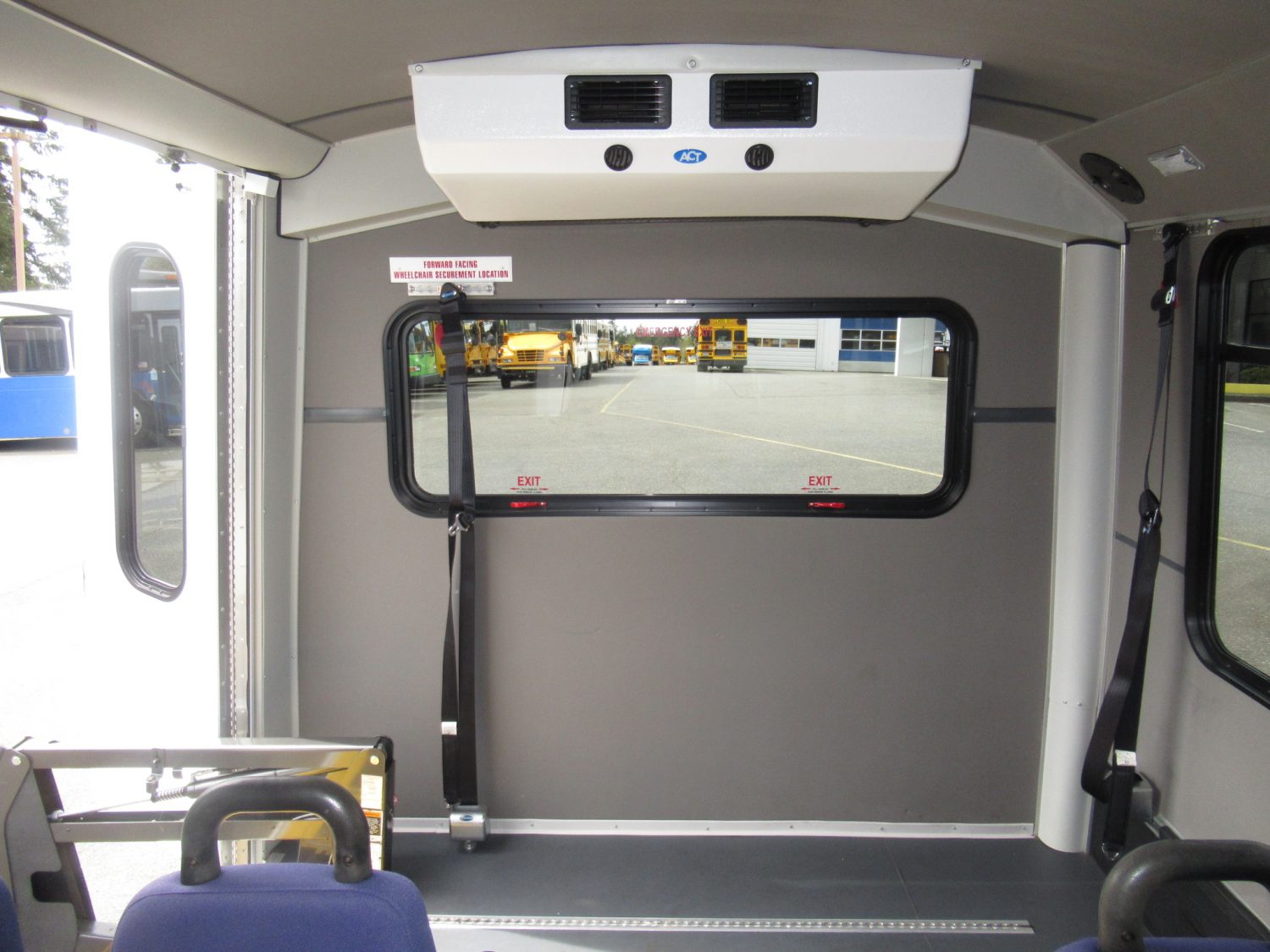 2014 Ford Champion Challenger 12 Passenger + 2 Wheelchair Shuttle Bus - S71824 - Image 7