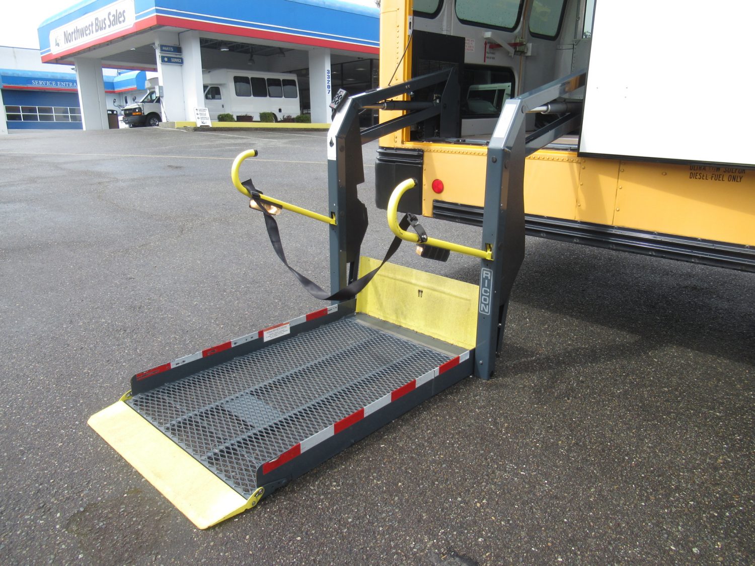 2008 Bluebird Vision 16+2 ADA Short School Bus - B49893 - Image 9