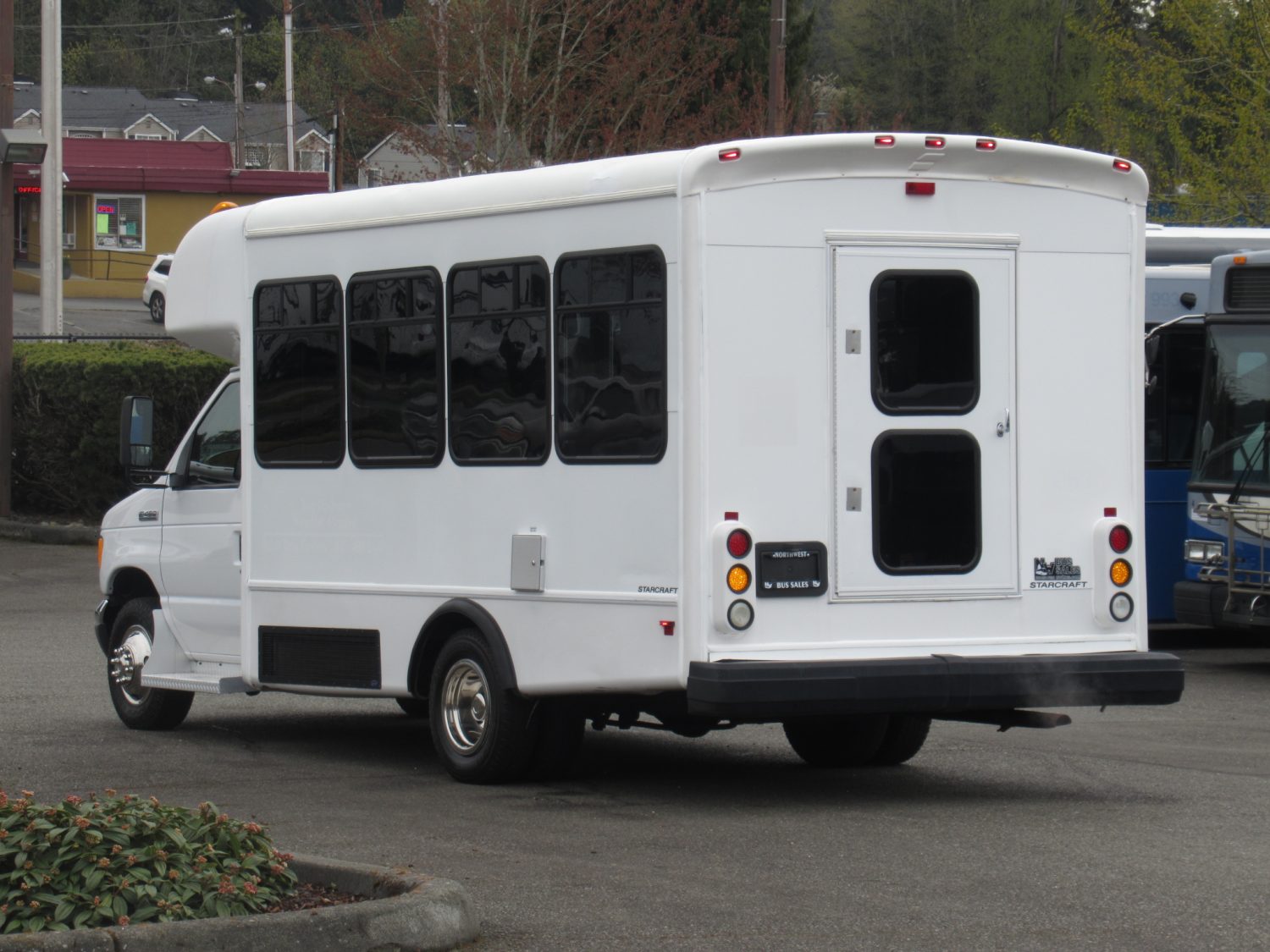 2007 Ford Starcraft Allstar 12 Passenger + 2 Wheelchair ADA Shuttle Bus - S78942 - Image 4