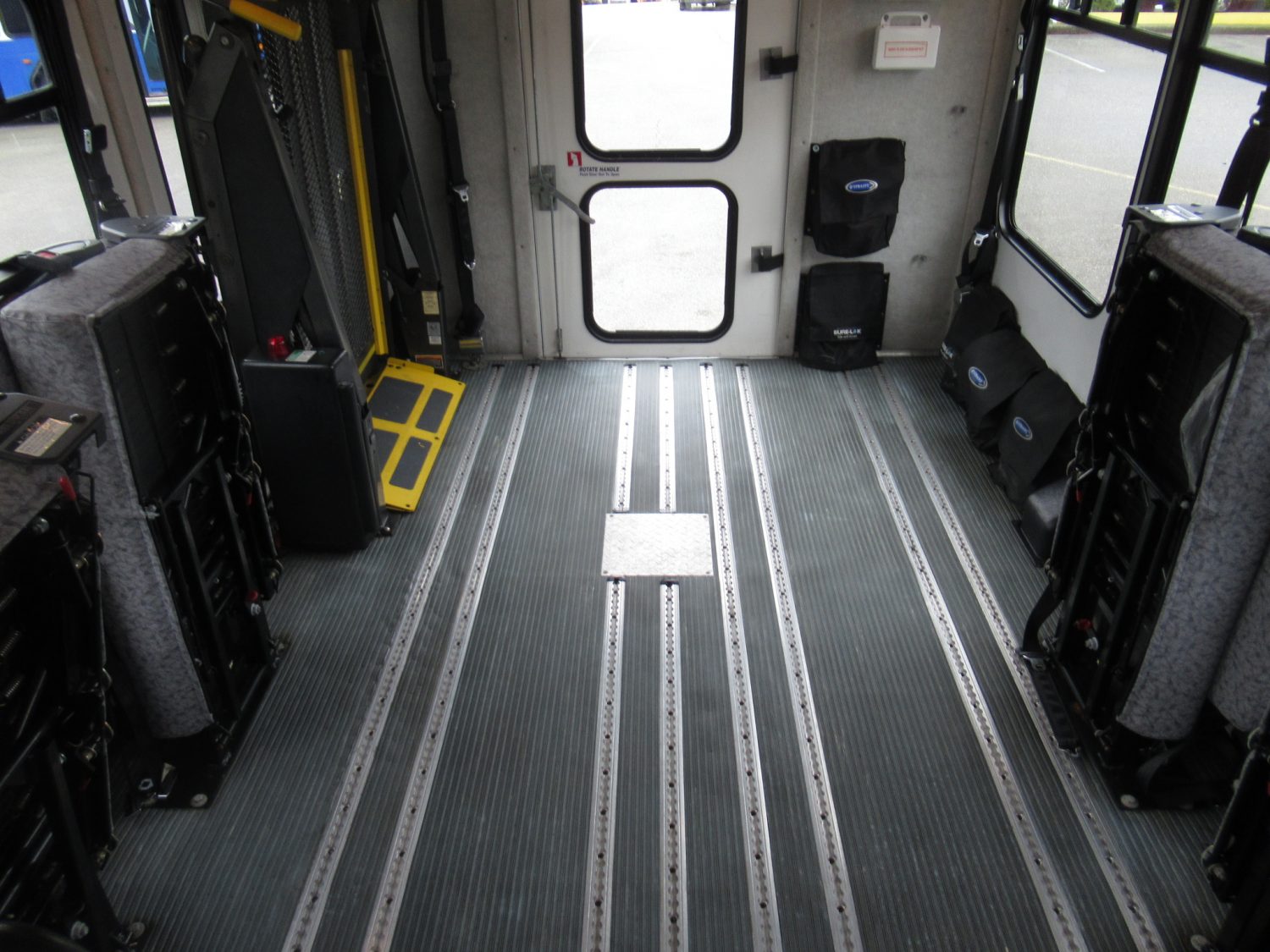 2007 Ford Starcraft Allstar 12 Passenger + 2 Wheelchair ADA Shuttle Bus - S78942 - Image 8