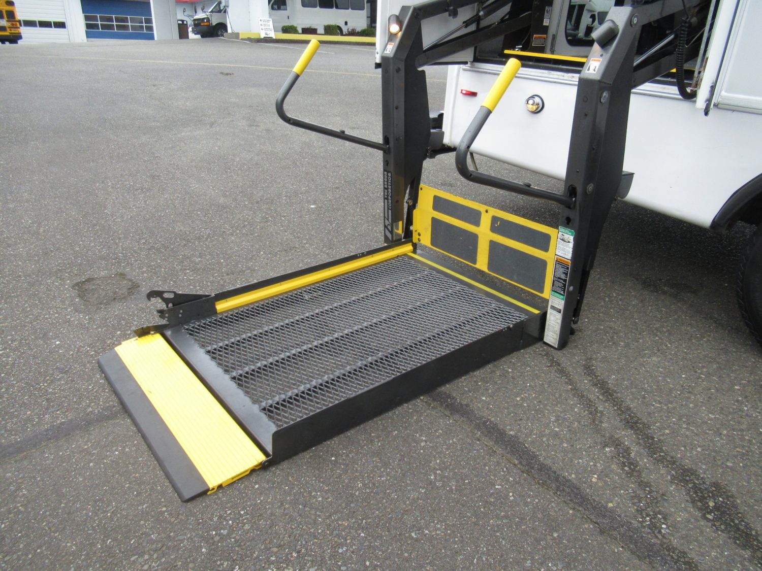 2007 Ford Starcraft Allstar 12 Passenger + 2 Wheelchair ADA Shuttle Bus - S78942 - Image 9