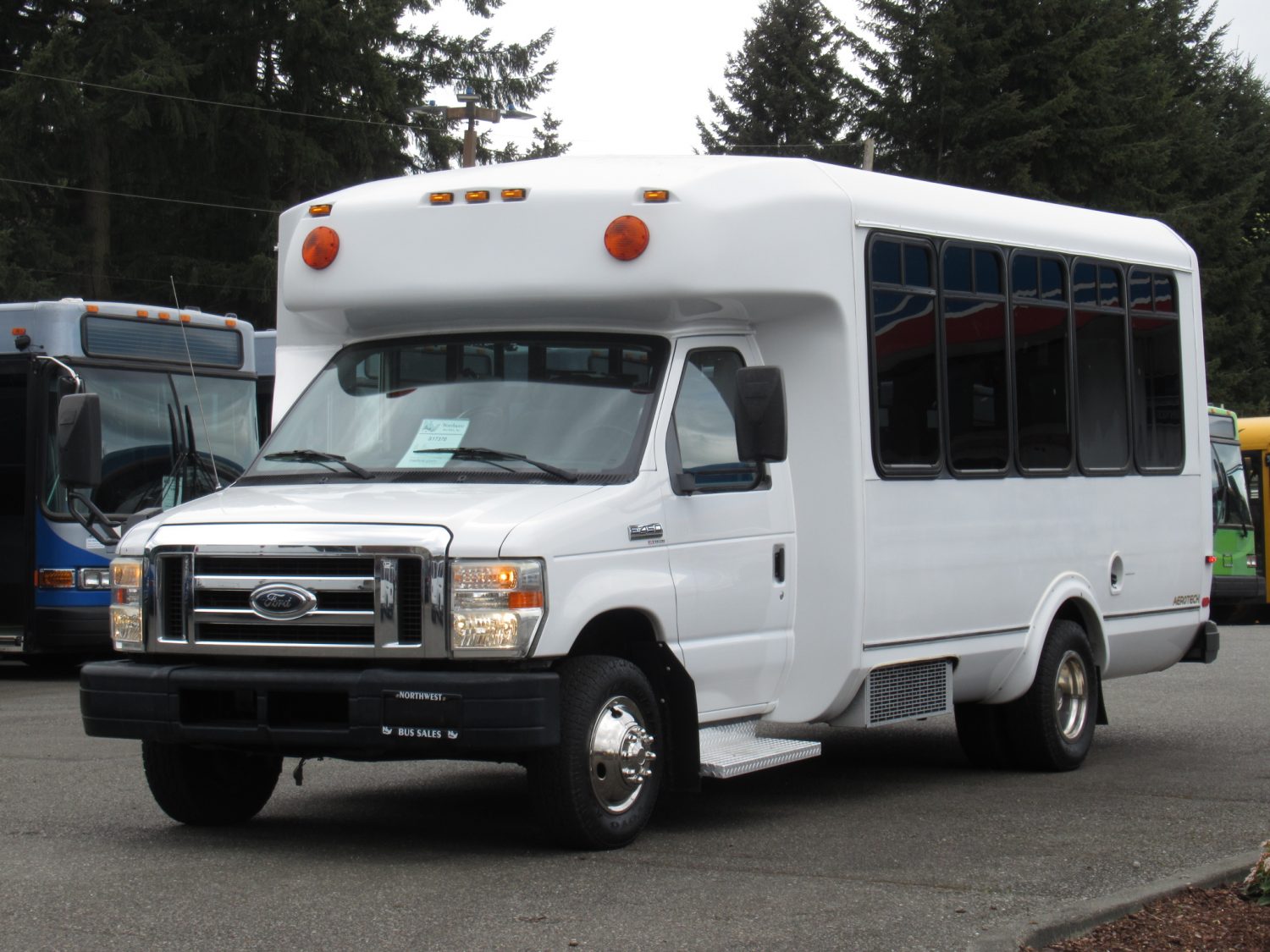 2009 Ford Eldorado Aerotech 14 Passenger ADA Shuttle Bus - S17370 - Image 2