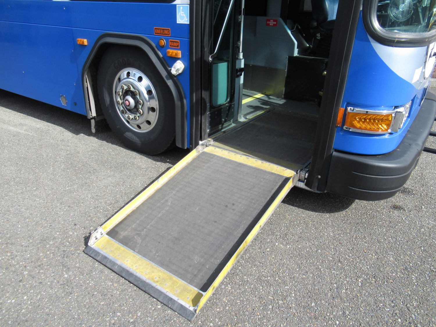 2007 Gillig Low Floor 32 Passenger ADA Transit Bus - T78385 - Image 10