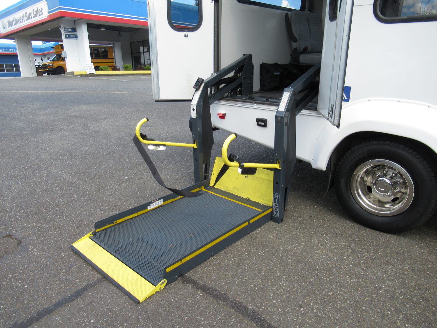 2013 Ford Elkhart ECII 14 Passenger ADA Shuttle Bus - S95249 - Image 11