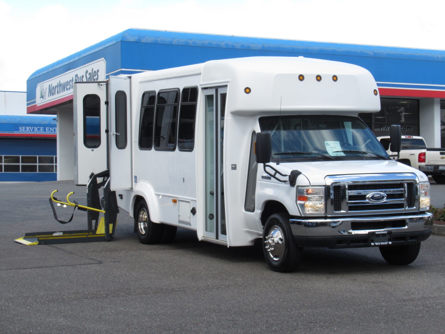 2013 Ford Elkhart ECII 14 Passenger ADA Shuttle Bus - S95249