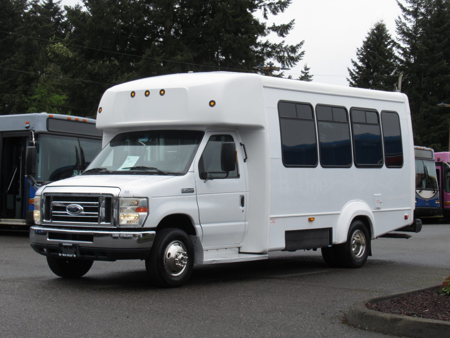 2013 Ford Elkhart ECII 14 Passenger ADA Shuttle Bus - S95253 - Image 2
