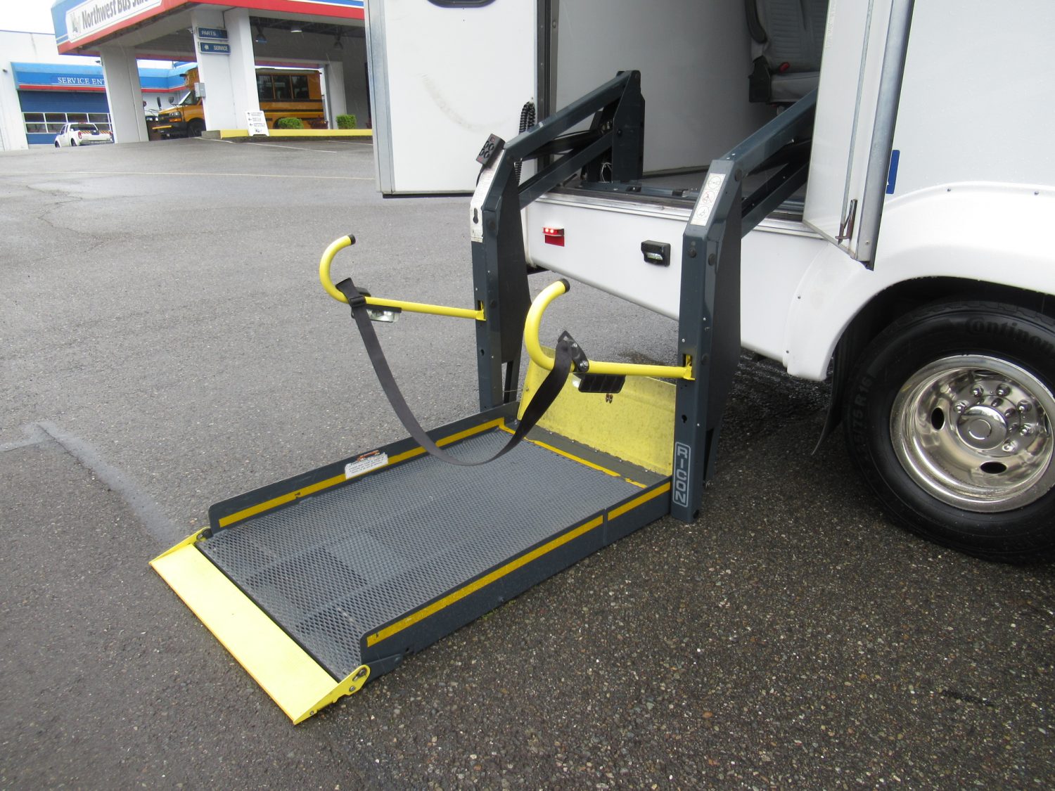 2013 Ford Elkhart ECII 14 Passenger ADA Shuttle Bus - S95253 - Image 11