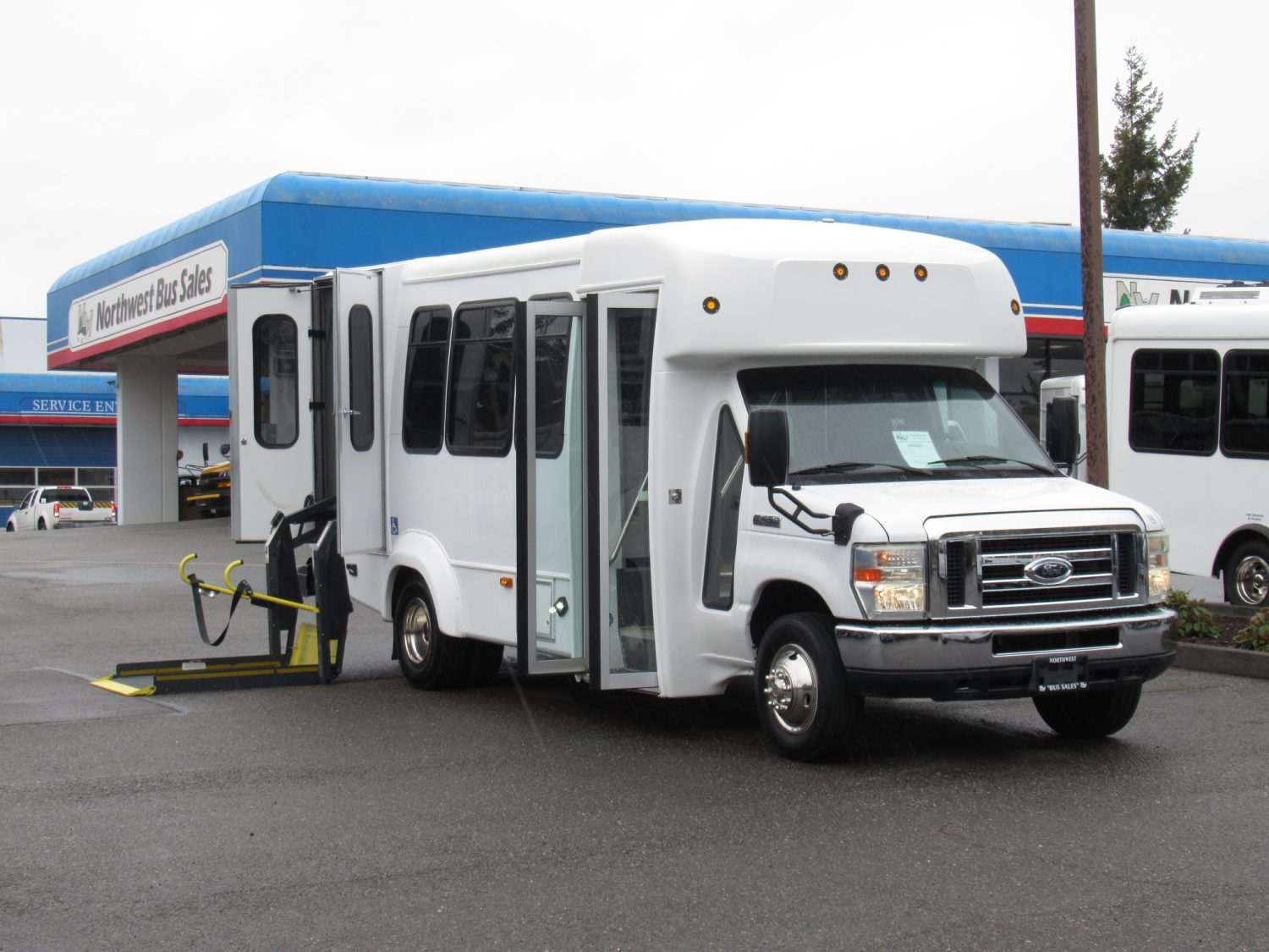 2013 Ford Elkhart ECII 14 Passenger ADA Shuttle Bus - S95253