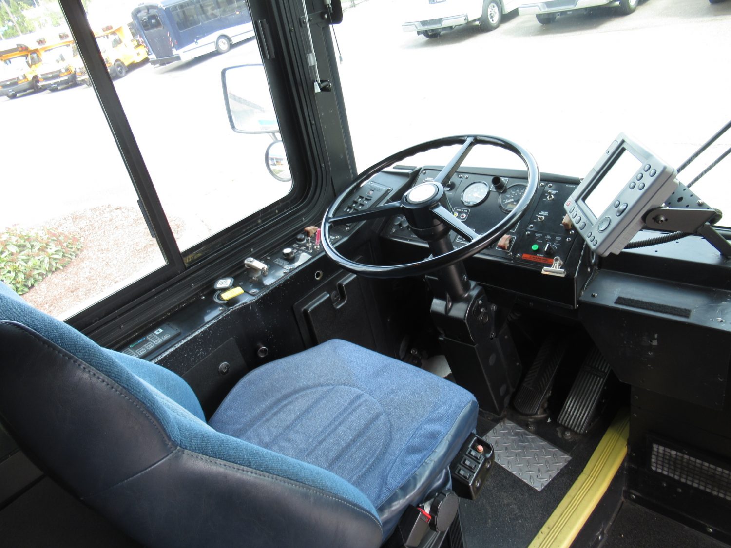 2005 Gillig Low Floor 23 Passenger ADA Transit Bus - T91097 - Image 5