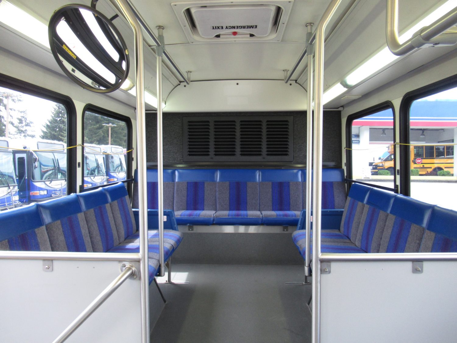 2005 Gillig Low Floor 23 Passenger ADA Transit Bus - T91097 - Image 7