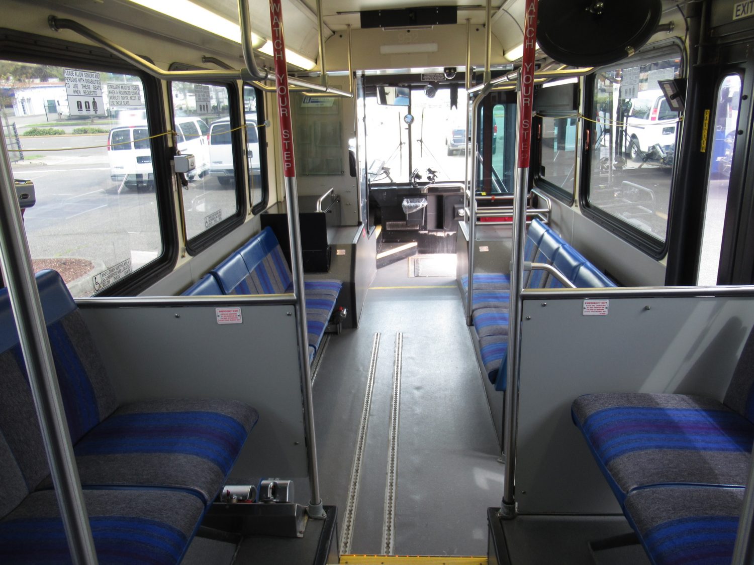 2005 Gillig Low Floor 23 Passenger ADA Transit Bus - T91097 - Image 8