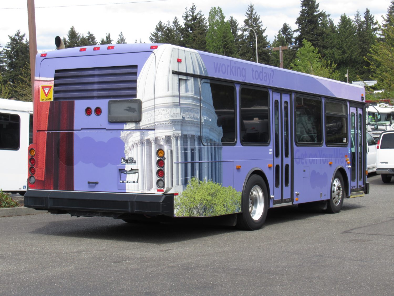 2005 Gillig Low Floor 23 Passenger ADA Transit Bus - T91098 - Image 3