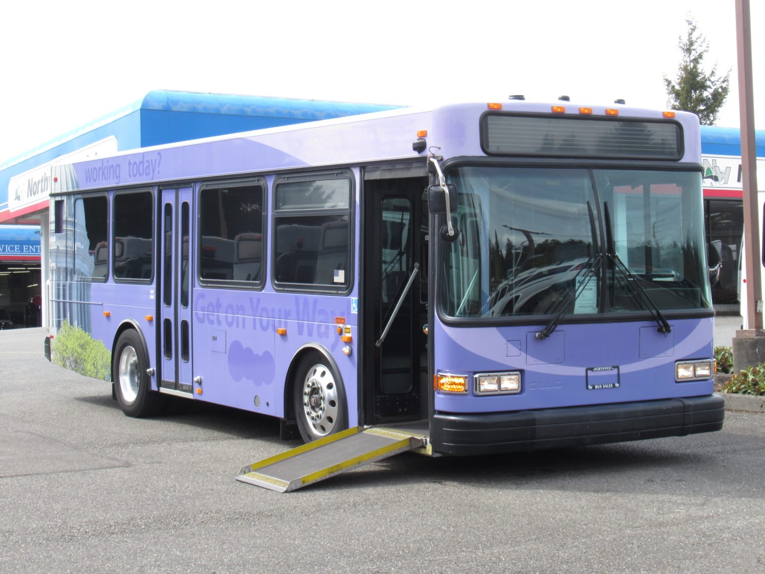 2005 Gillig Low Floor 23 Passenger ADA Transit Bus - T91098